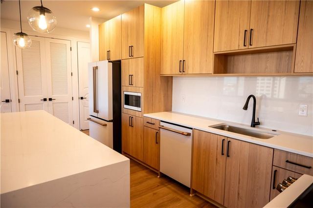 2940 Baltimore Avenue 1502, Kansas City, MO 64108