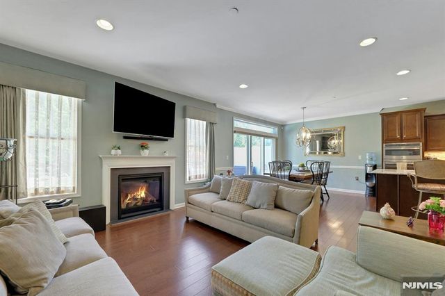 78 Autumn Way 15, Montvale, NJ 07645