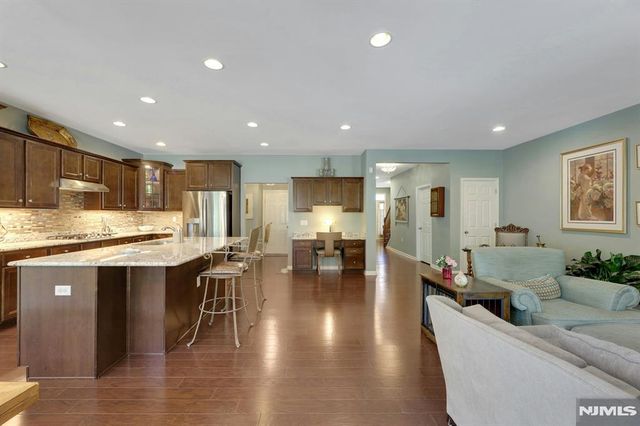 78 Autumn Way 15, Montvale, NJ 07645