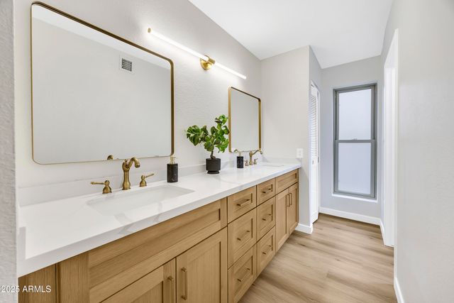 1261 W LOBO Avenue, Mesa, AZ 85202