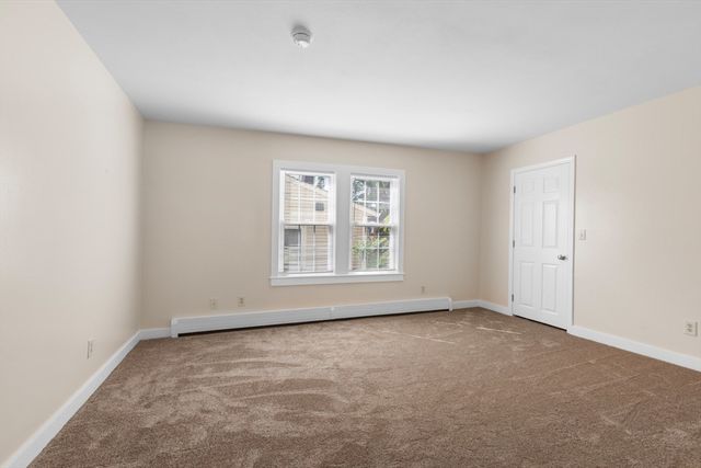 11 Elm St, Amesbury, MA 01913
