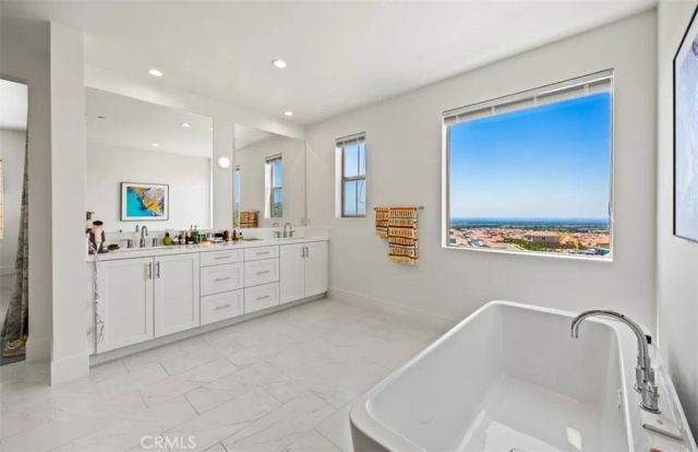 135 Oakstone, Irvine, CA 92618
