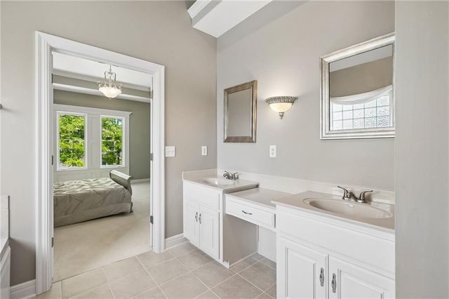 11005 N Cosby Avenue, Kansas City, MO 64154