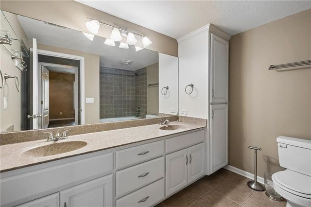 11005 N Cosby Avenue, Kansas City, MO 64154