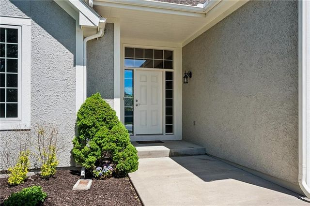 11005 N Cosby Avenue, Kansas City, MO 64154