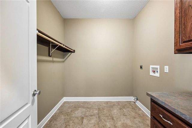 11005 N Cosby Avenue, Kansas City, MO 64154