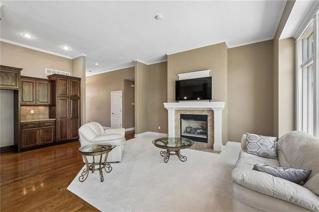 11005 N Cosby Avenue, Kansas City, MO 64154