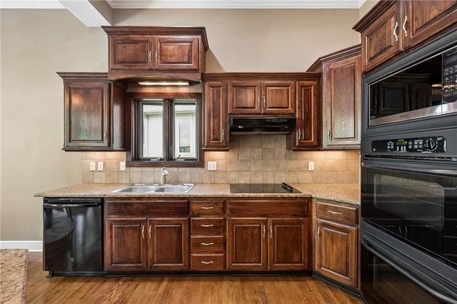11005 N Cosby Avenue, Kansas City, MO 64154