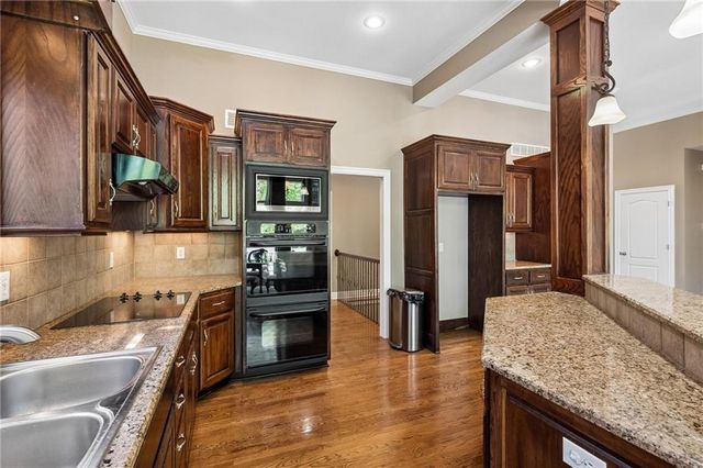 11005 N Cosby Avenue, Kansas City, MO 64154