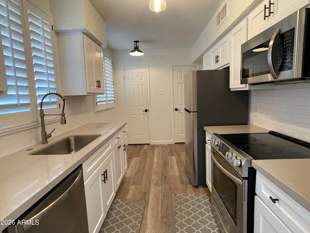3242 E Camelback Road 204, Phoenix, AZ 85018