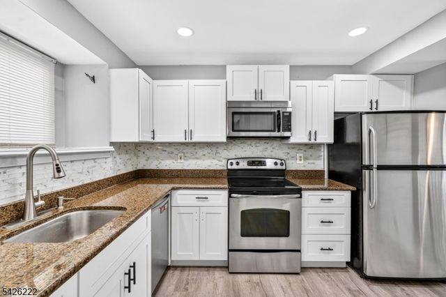 10 Bradovra Ct, Hillsborough Twp., NJ 08844