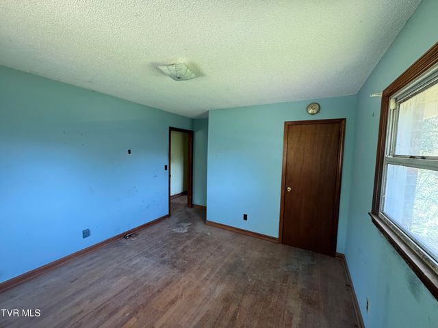 128 Dan Berry Hill Road, Elizabethton, TN 37643