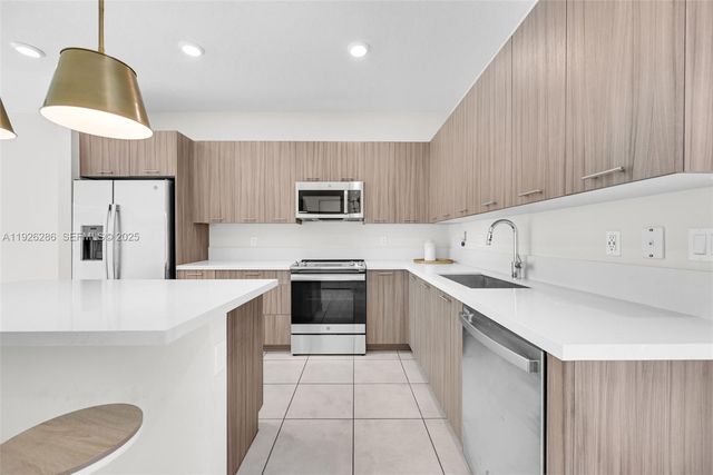 8301 NW 41st St B-102, Doral, FL 33166