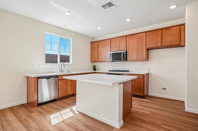 2460 Satin Leaf St, Lodi, CA 95242