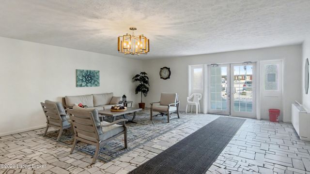 252 El Conquistador Pl, Louisville, KY 40220