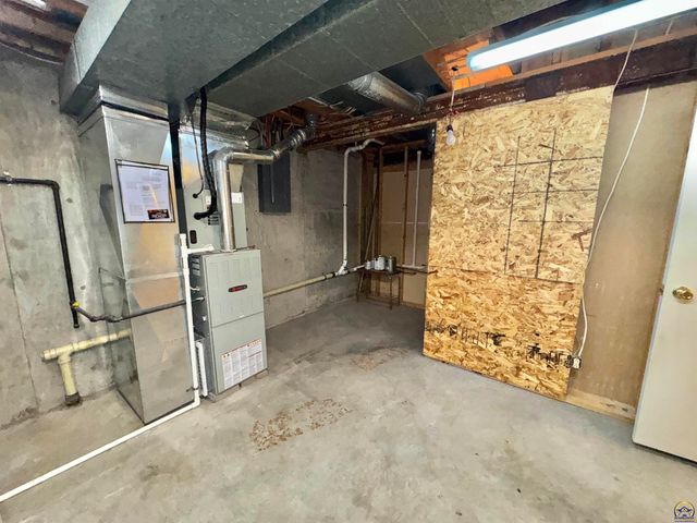 1038 SW Randolph AVE, Topeka, KS 66604