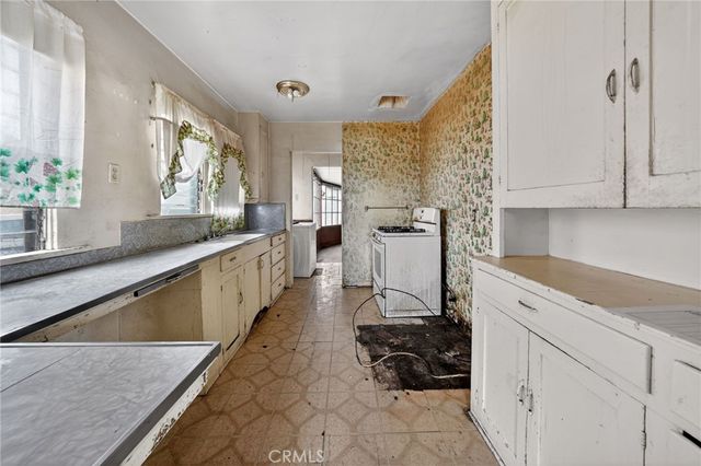 1305 W 84th, Los Angeles, CA 90044