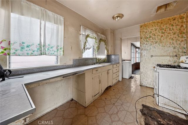 1305 W 84th, Los Angeles, CA 90044