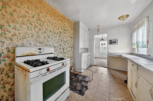 1305 W 84th, Los Angeles, CA 90044