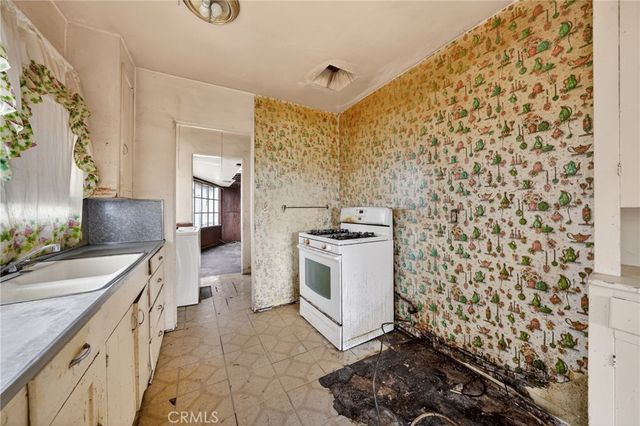 1305 W 84th, Los Angeles, CA 90044