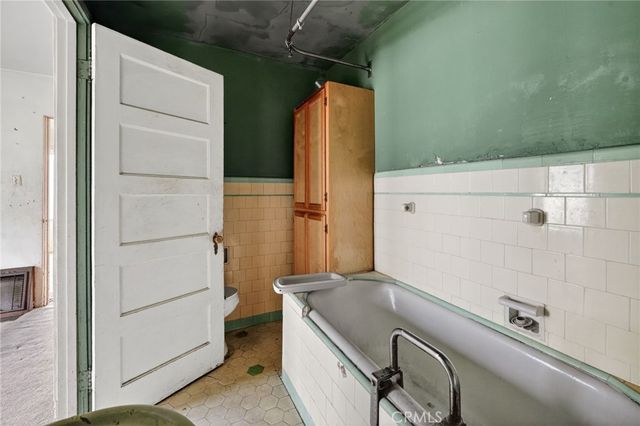 1305 W 84th, Los Angeles, CA 90044