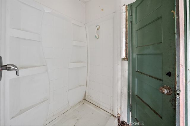 1305 W 84th, Los Angeles, CA 90044