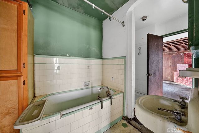 1305 W 84th, Los Angeles, CA 90044