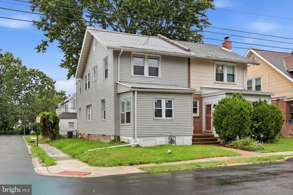 216 WOODLAWN AVE, Collingdale, PA 19023