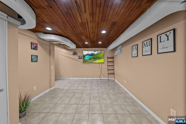17 Burlington Road, Clifton, NJ 07012