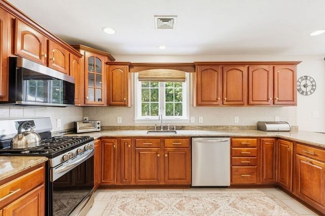 32 Cinnamon Cir, Easton, MA 02334