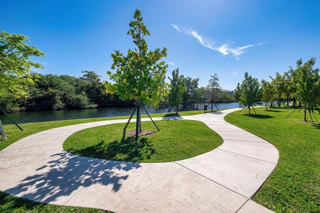 2000 Stirling Road 13-102, Hollywood, FL 33020