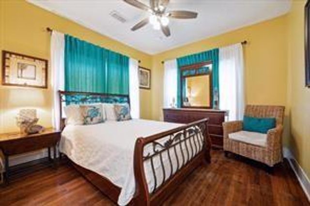 4711 Avenue S, Galveston, TX 77551