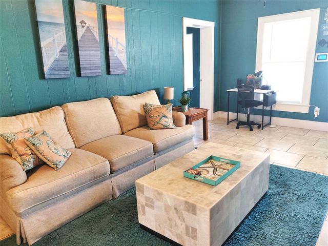 4711 Avenue S, Galveston, TX 77551