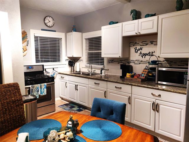 4711 Avenue S, Galveston, TX 77551