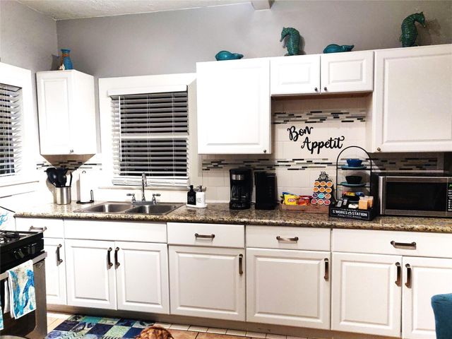4711 Avenue S, Galveston, TX 77551