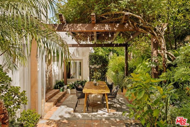 8935 Hollywood Hills Road, Los Angeles, CA 90046