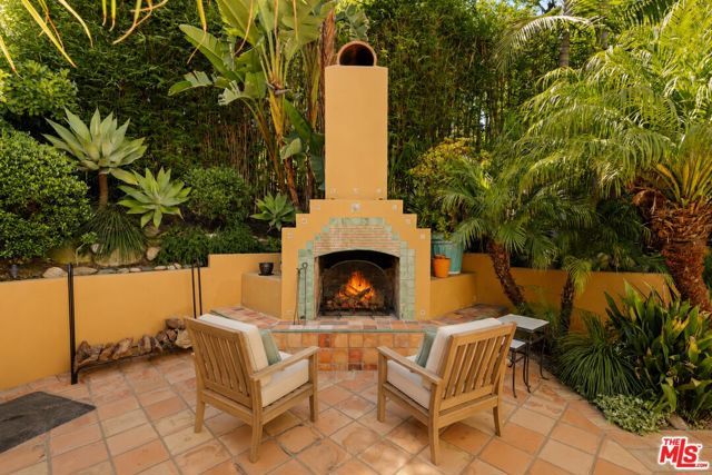 8935 Hollywood Hills Road, Los Angeles, CA 90046