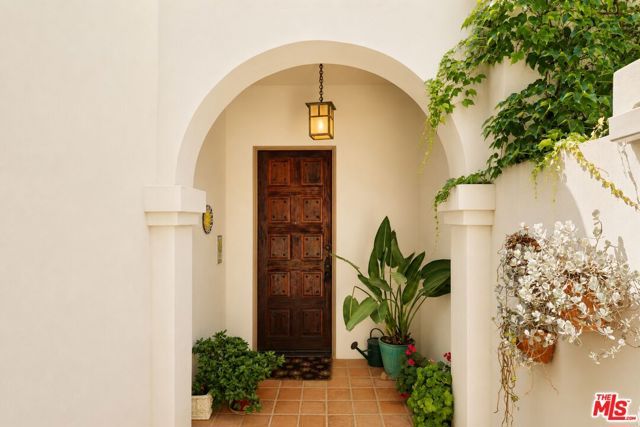 8935 Hollywood Hills Road, Los Angeles, CA 90046