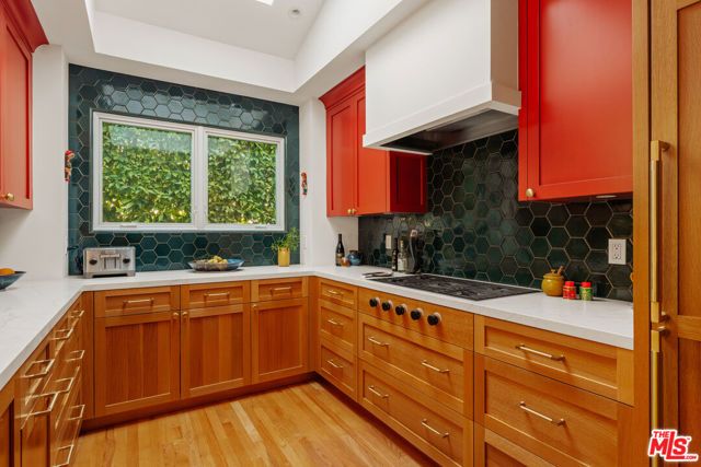 8935 Hollywood Hills Road, Los Angeles, CA 90046
