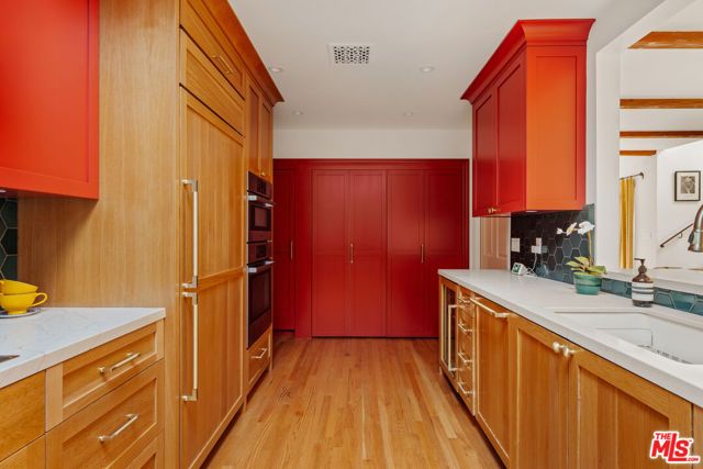 8935 Hollywood Hills Road, Los Angeles, CA 90046