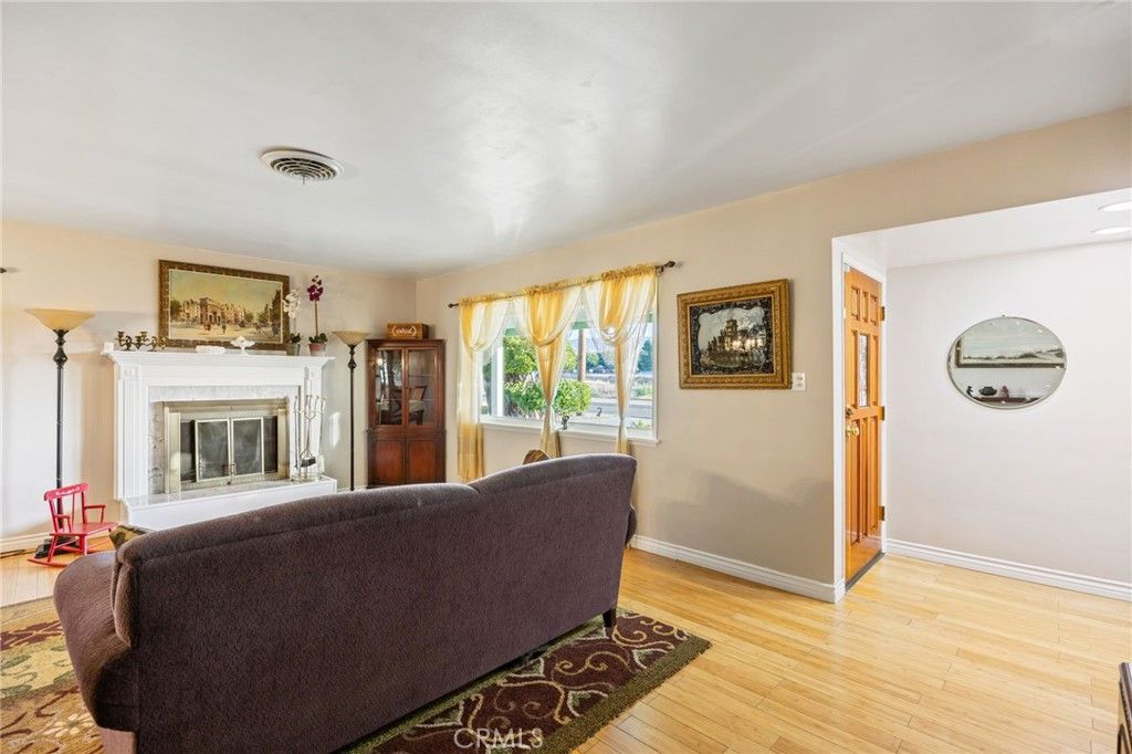 Image 10 of property listing at 4817 Quartz Hill Rd, Quartz Hill, CA 93536