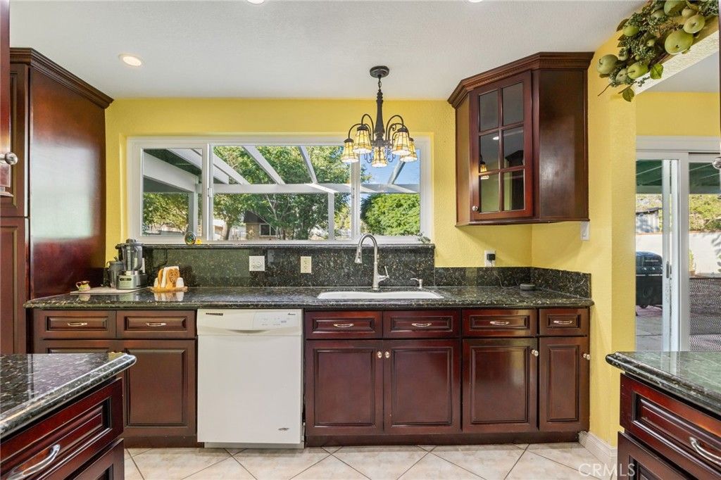 Image 12 of property listing at 4817 Quartz Hill Rd, Quartz Hill, CA 93536