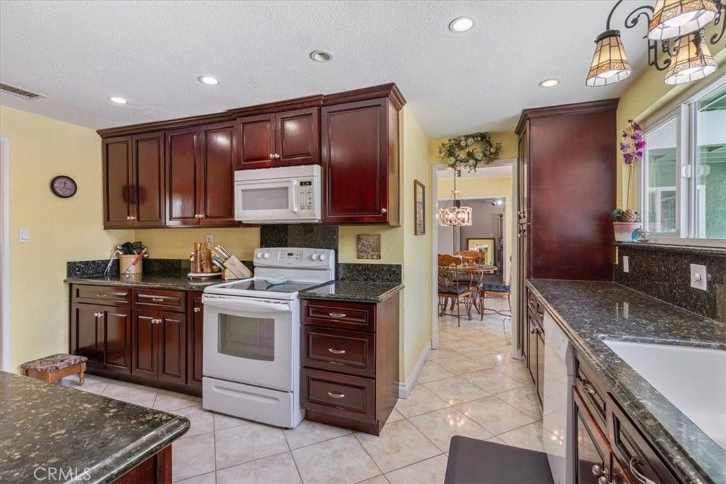 Image 13 of property listing at 4817 Quartz Hill Rd, Quartz Hill, CA 93536