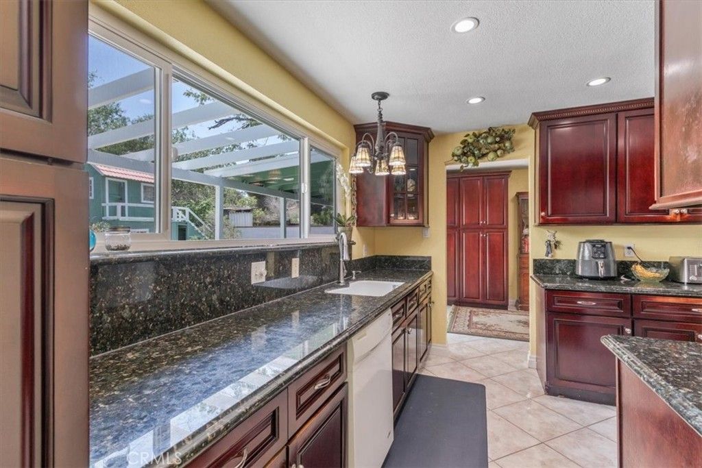 Image 14 of property listing at 4817 Quartz Hill Rd, Quartz Hill, CA 93536