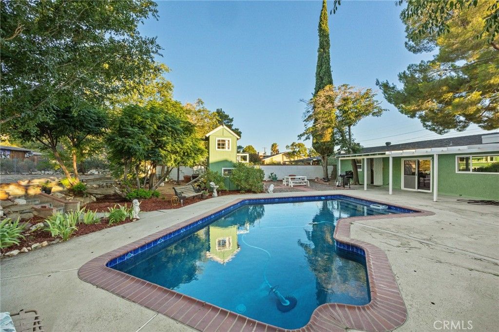 Image 2 of property listing at 4817 Quartz Hill Rd, Quartz Hill, CA 93536