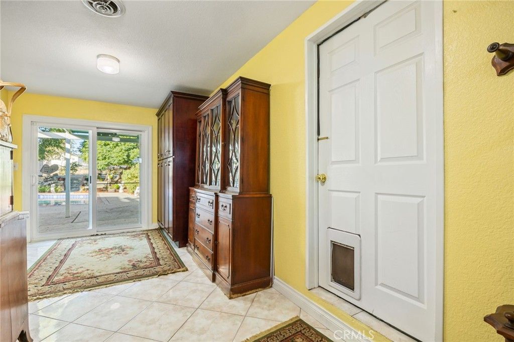 Image 20 of property listing at 4817 Quartz Hill Rd, Quartz Hill, CA 93536