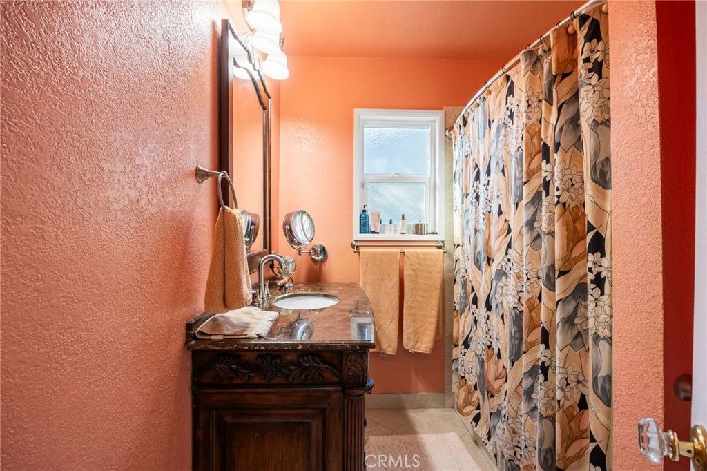 Image 22 of property listing at 4817 Quartz Hill Rd, Quartz Hill, CA 93536