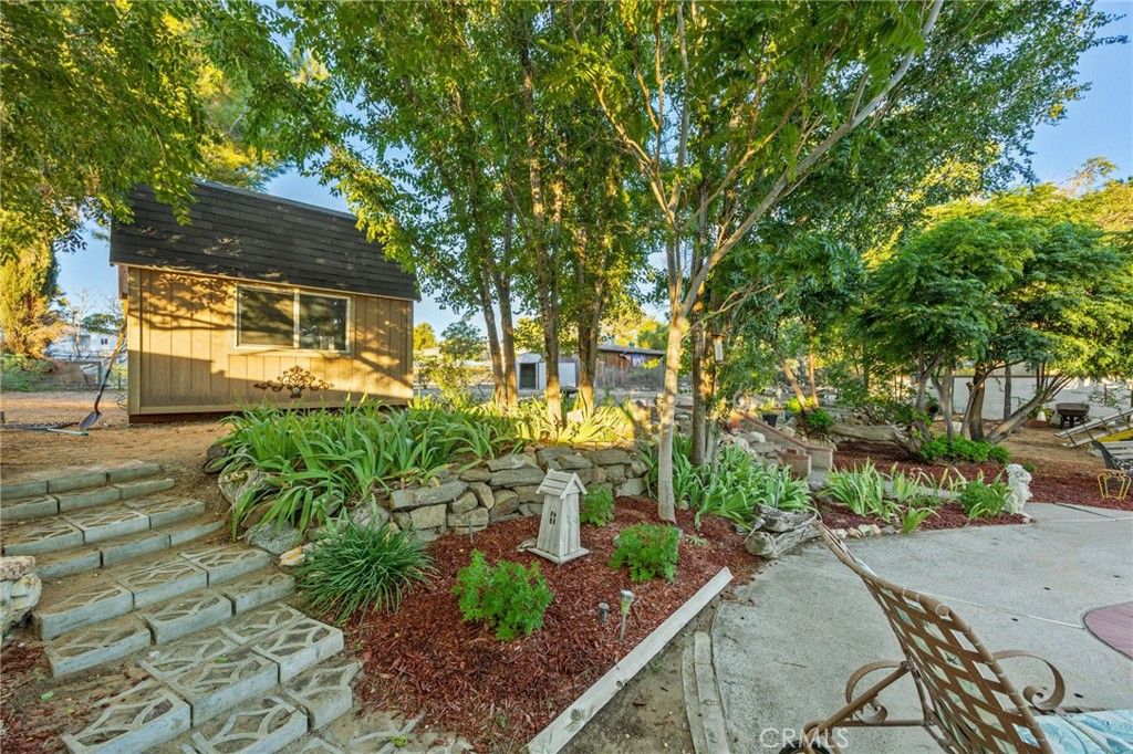 Image 25 of property listing at 4817 Quartz Hill Rd, Quartz Hill, CA 93536