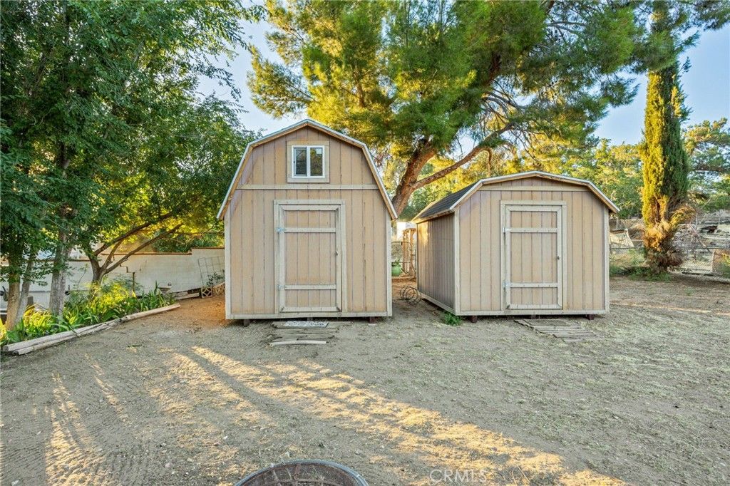 Image 26 of property listing at 4817 Quartz Hill Rd, Quartz Hill, CA 93536