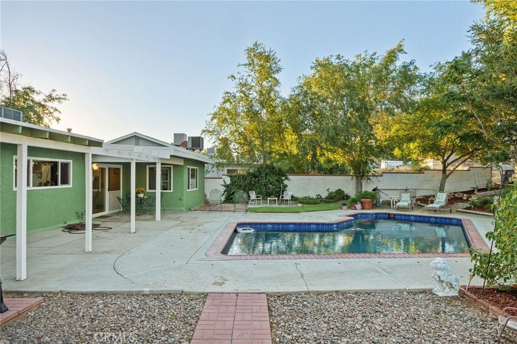Image 28 of property listing at 4817 Quartz Hill Rd, Quartz Hill, CA 93536